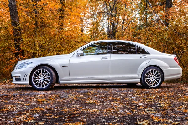 Kişinev, Moldova; 11 Ekim 2017. Moldova Mercedes-Benz Kulübü Festivali. Mercedes-Benz S sınıfı W221. Editoryal fotoğraf