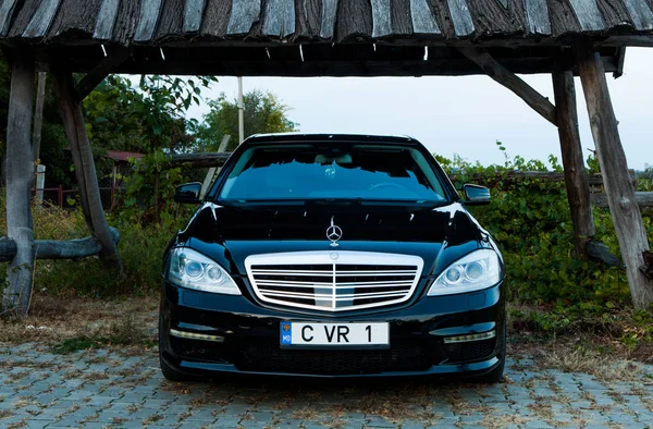 Kişinev, Moldova; 11 Ekim 2017. Moldova Mercedes-Benz Kulübü Festivali. Mercedes-Benz S sınıfı W221. Editoryal fotoğraf