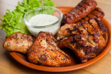 Karışık ızgara et tabağı. Çeşitli lezzetli ızgara et