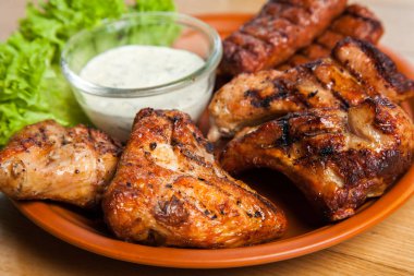 Karışık ızgara et tabağı. Çeşitli lezzetli ızgara et