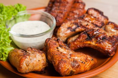 Karışık ızgara et tabağı. Çeşitli lezzetli ızgara et