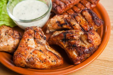 Karışık ızgara et tabağı. Çeşitli lezzetli ızgara et