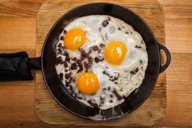 Kahvaltıda kızarmış yumurta. Pan pastırmalı kızarmış yumurta. İngiliz kahvaltısı