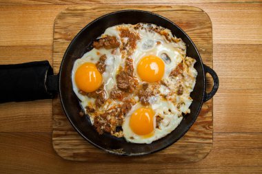 Kahvaltıda kızarmış yumurta. Pan pastırmalı kızarmış yumurta. İngiliz kahvaltısı