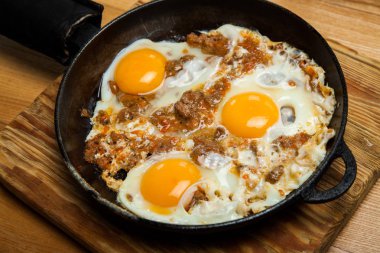 Kahvaltıda kızarmış yumurta. Pan pastırmalı kızarmış yumurta. İngiliz kahvaltısı