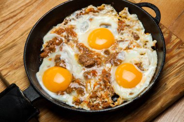 Kahvaltıda kızarmış yumurta. Pan pastırmalı kızarmış yumurta. İngiliz kahvaltısı