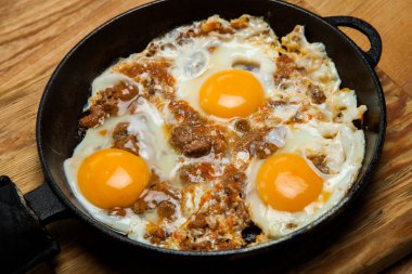 Kahvaltıda kızarmış yumurta. Pan pastırmalı kızarmış yumurta. İngiliz kahvaltısı