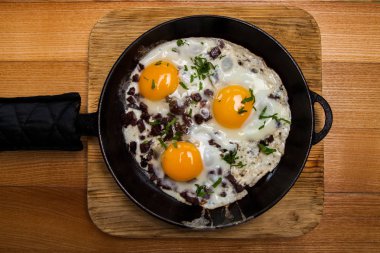 Kahvaltıda kızarmış yumurta. Pan pastırmalı kızarmış yumurta. İngiliz kahvaltısı