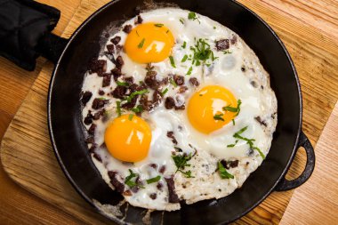 Kahvaltıda kızarmış yumurta. Pan pastırmalı kızarmış yumurta. İngiliz kahvaltısı