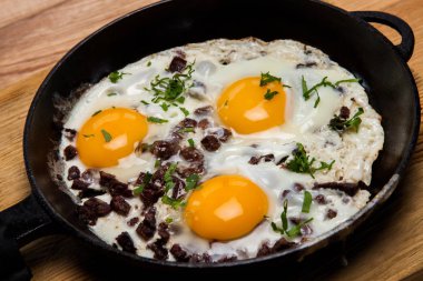 Kahvaltıda kızarmış yumurta. Pan pastırmalı kızarmış yumurta. İngiliz kahvaltısı