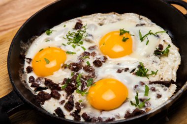 Kahvaltıda kızarmış yumurta. Pan pastırmalı kızarmış yumurta. İngiliz kahvaltısı