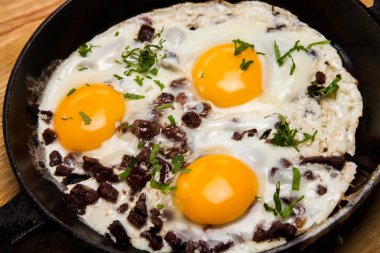 Kahvaltıda kızarmış yumurta. Pan pastırmalı kızarmış yumurta. İngiliz kahvaltısı