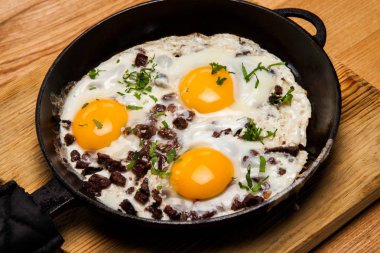 Kahvaltıda kızarmış yumurta. Pan pastırmalı kızarmış yumurta. İngiliz kahvaltısı