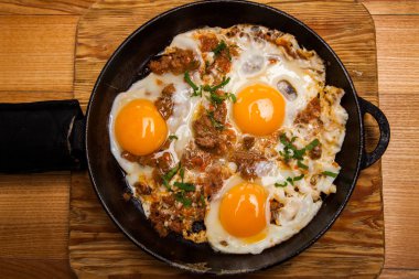 Kahvaltıda kızarmış yumurta. Pan pastırmalı kızarmış yumurta. İngiliz kahvaltısı