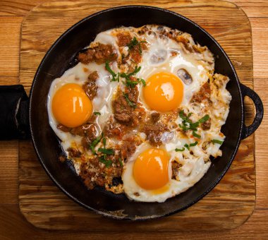 Kahvaltıda kızarmış yumurta. Pan pastırmalı kızarmış yumurta. İngiliz kahvaltısı