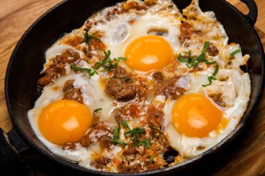 Kahvaltıda kızarmış yumurta. Pan pastırmalı kızarmış yumurta. İngiliz kahvaltısı