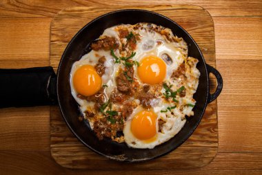 Kahvaltıda kızarmış yumurta. Pan pastırmalı kızarmış yumurta. İngiliz kahvaltısı