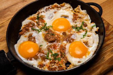 Kahvaltıda kızarmış yumurta. Pan pastırmalı kızarmış yumurta. İngiliz kahvaltısı