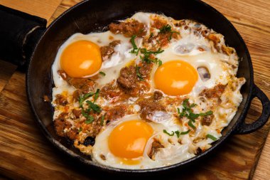 Kahvaltıda kızarmış yumurta. Pan pastırmalı kızarmış yumurta. İngiliz kahvaltısı