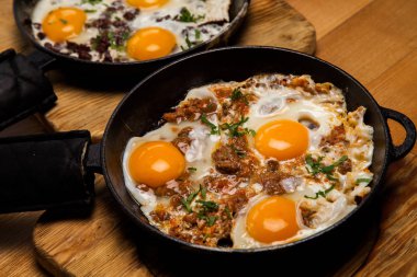 Kahvaltıda kızarmış yumurta. Pan pastırmalı kızarmış yumurta. İngiliz kahvaltısı