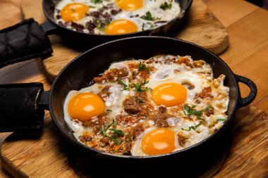 Kahvaltıda kızarmış yumurta. Pan pastırmalı kızarmış yumurta. İngiliz kahvaltısı