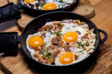 Kahvaltıda kızarmış yumurta. Pan pastırmalı kızarmış yumurta. İngiliz kahvaltısı