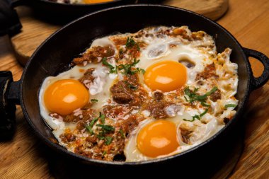 Kahvaltıda kızarmış yumurta. Pan pastırmalı kızarmış yumurta. İngiliz kahvaltısı