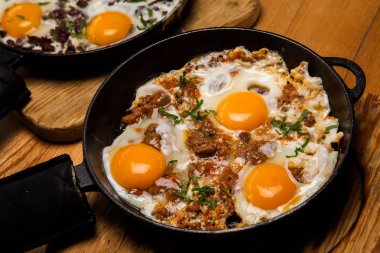 Kahvaltıda kızarmış yumurta. Pan pastırmalı kızarmış yumurta. İngiliz kahvaltısı