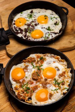 Kahvaltıda kızarmış yumurta. Pan pastırmalı kızarmış yumurta. İngiliz kahvaltısı