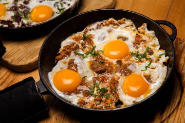 Kahvaltıda kızarmış yumurta. Pan pastırmalı kızarmış yumurta. İngiliz kahvaltısı