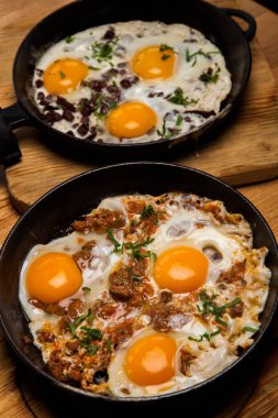 Kahvaltıda kızarmış yumurta. Pan pastırmalı kızarmış yumurta. İngiliz kahvaltısı