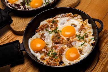 Kahvaltıda kızarmış yumurta. Pan pastırmalı kızarmış yumurta. İngiliz kahvaltısı