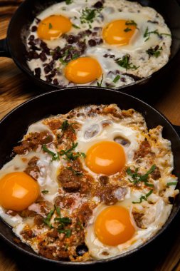 Kahvaltıda kızarmış yumurta. Pan pastırmalı kızarmış yumurta. İngiliz kahvaltısı