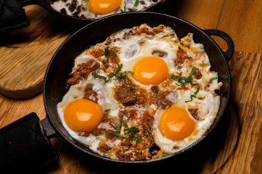 Kahvaltıda kızarmış yumurta. Pan pastırmalı kızarmış yumurta. İngiliz kahvaltısı