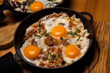 Kahvaltıda kızarmış yumurta. Pan pastırmalı kızarmış yumurta. İngiliz kahvaltısı