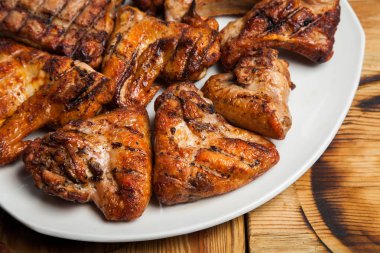 Karışık ızgara et tabağı. Çeşitli lezzetli ızgara et