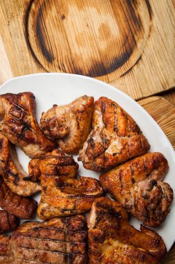 Karışık ızgara et tabağı. Çeşitli lezzetli ızgara et