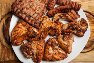 Karışık ızgara et tabağı. Çeşitli lezzetli ızgara et