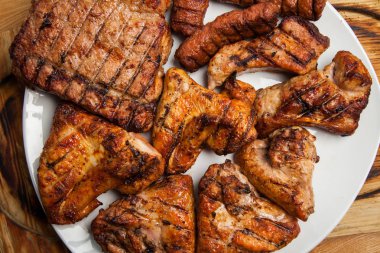 Karışık ızgara et tabağı. Çeşitli lezzetli ızgara et