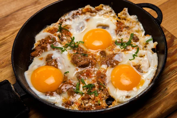 Kahvaltıda kızarmış yumurta. Pan pastırmalı kızarmış yumurta. İngiliz kahvaltısı