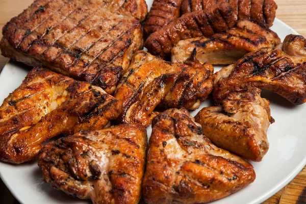 ミックス グリル肉の盛り合わせ おいしい肉のグリル盛り合わせ — ストック写真