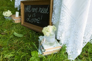 Düğün dekorasyon orman içinde. Ormandaki rustik düğün töreni. Ormandaki Vintage dekorasyon.