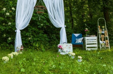 Düğün dekorasyon orman içinde. Ormandaki rustik düğün töreni. Ormandaki Vintage dekorasyon.