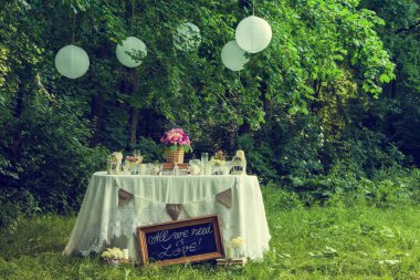 Düğün dekorasyon orman içinde. Ormandaki rustik düğün töreni. Ormandaki Vintage dekorasyon.