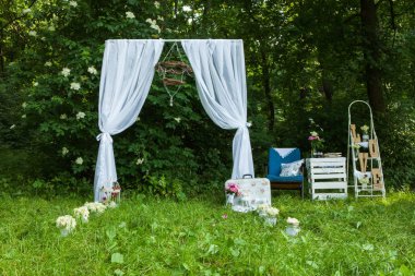 Düğün dekorasyon orman içinde. Ormandaki rustik düğün töreni. Ormandaki Vintage dekorasyon.