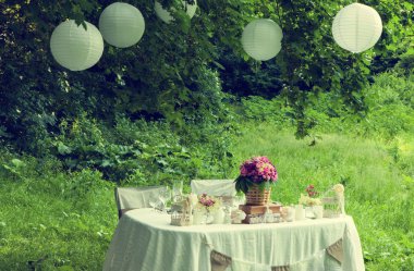 Düğün dekorasyon orman içinde. Ormandaki rustik düğün töreni. Ormandaki Vintage dekorasyon.