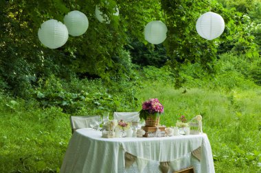 Düğün dekorasyon orman içinde. Ormandaki rustik düğün töreni. Ormandaki Vintage dekorasyon.