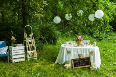 Düğün dekorasyon orman içinde. Ormandaki rustik düğün töreni. Ormandaki Vintage dekorasyon.