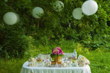 Düğün dekorasyon orman içinde. Ormandaki rustik düğün töreni. Ormandaki Vintage dekorasyon.