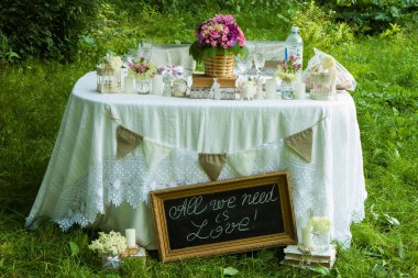 Düğün dekorasyon orman içinde. Ormandaki rustik düğün töreni. Ormandaki Vintage dekorasyon.